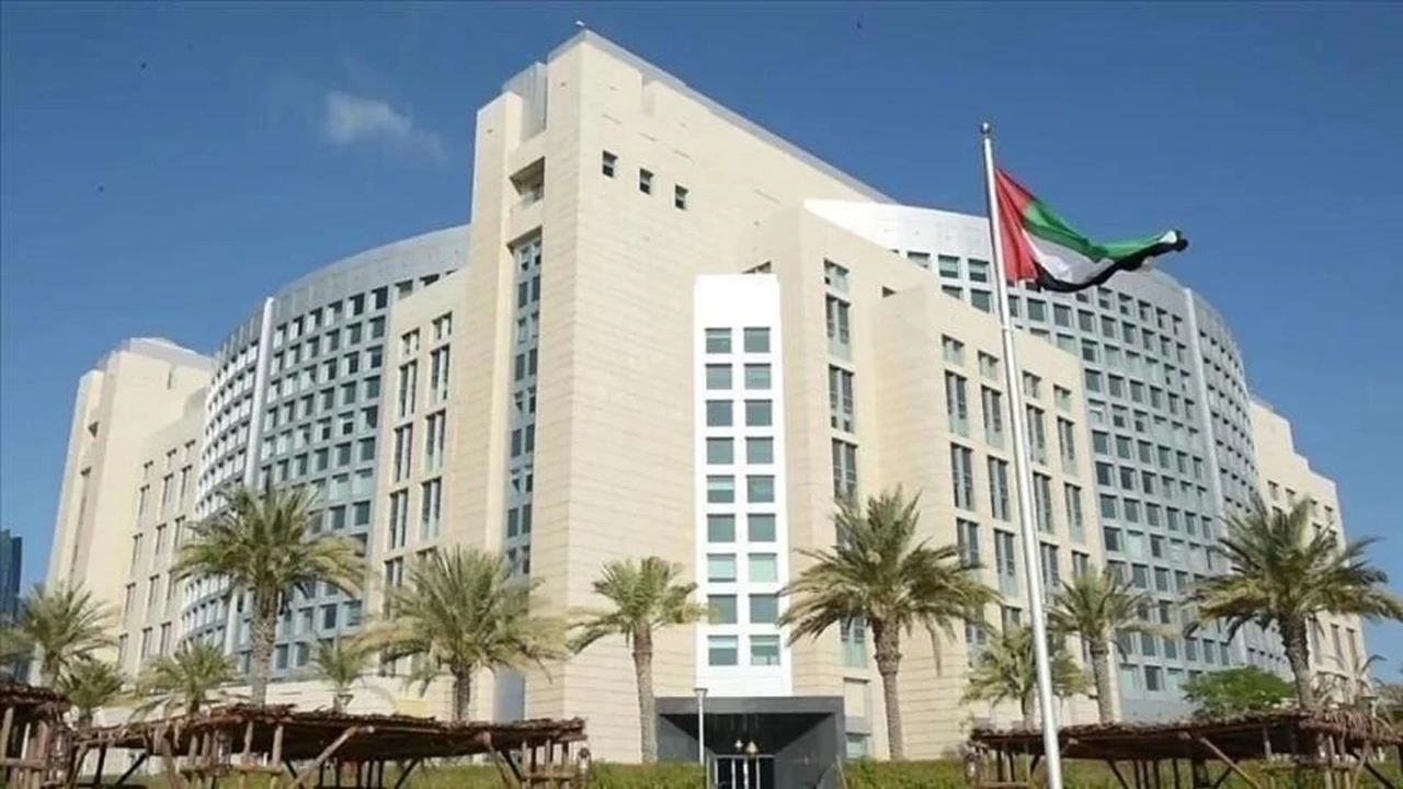 الإمارات تؤكد عدم تحويل أي أموال إلى إيران
